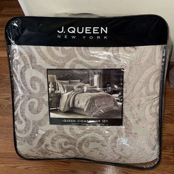Luxurious Queen size Cream and Tan/Gray Comforter Set, Ornate,like new+3 pillows - Picture 2 of 15